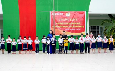 LĐLĐ TP.Vũng Tàu cùng nhà hảo tâm trao thẻ BHYT cho học sinh trường Tiểu học Long Sơn 1.