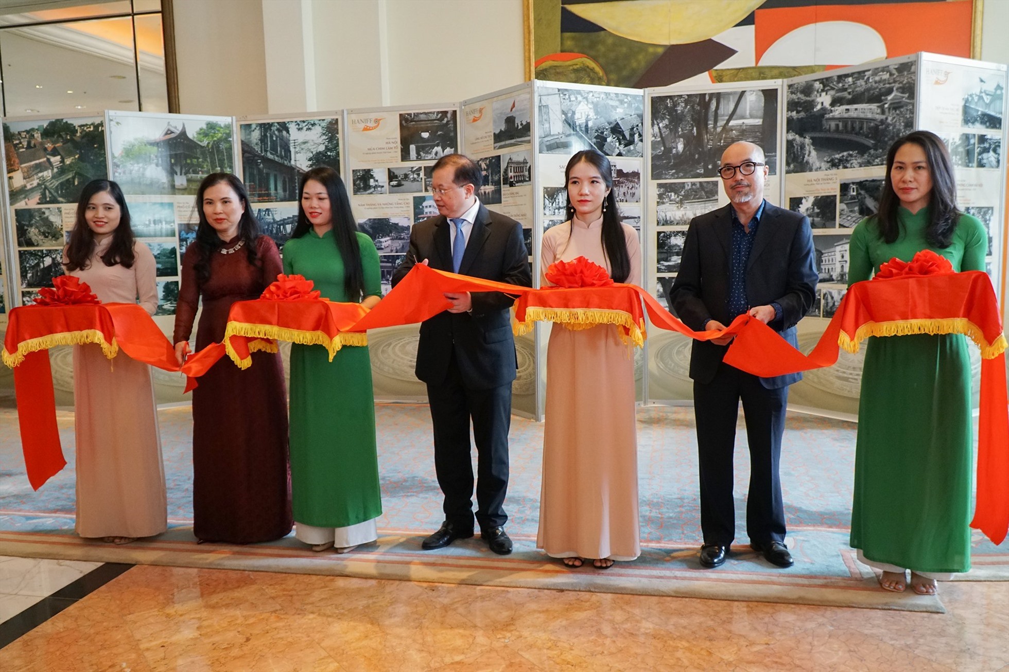 Thứ trưởng Bộ VHTTDL Tạ Quang Đông và các đại biểu cắt băng khai mạc Triển lãm. Ảnh: Thảo Quyên