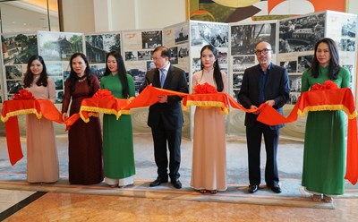 Thứ trưởng Bộ VHTTDL Tạ Quang Đông và các đại biểu cắt băng khai mạc Triển lãm. Ảnh: Thảo Quyên