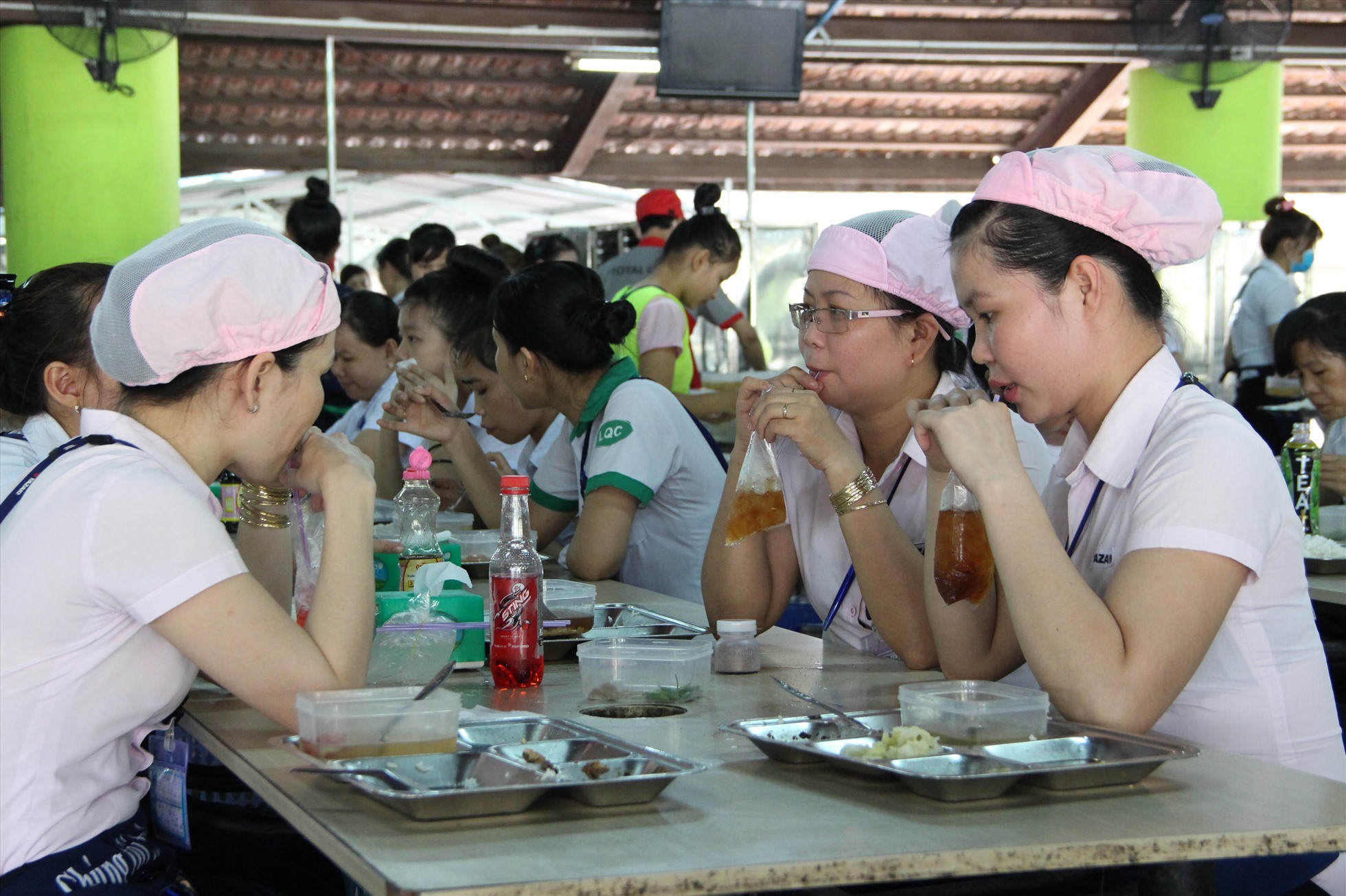 Chất lượng bữa ăn ca của người lao động ở Bình Dương không ngừng được cải thiện.