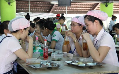 Chất lượng bữa ăn ca của người lao động ở Bình Dương không ngừng được cải thiện.