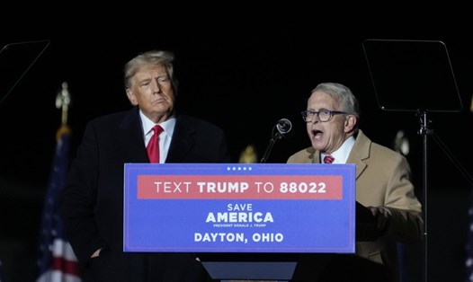 Cựu Tổng thống Donald Trump (trái) và Thống đốc bang Ohio Mike DeWine phát biểu tại cuộc vận động cho các ứng viên Đảng Cộng hòa Ohio ngày 7.11.2022. Ảnh: AFP