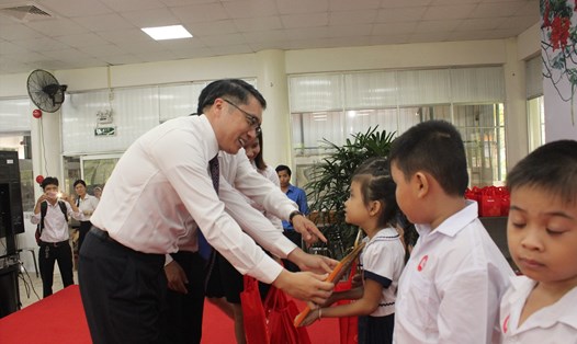 Công đoàn cơ sở Công ty CPHH Vedan Việt Nam tặng quà cho con công nhân học giỏi. Ảnh: CĐ Vedan