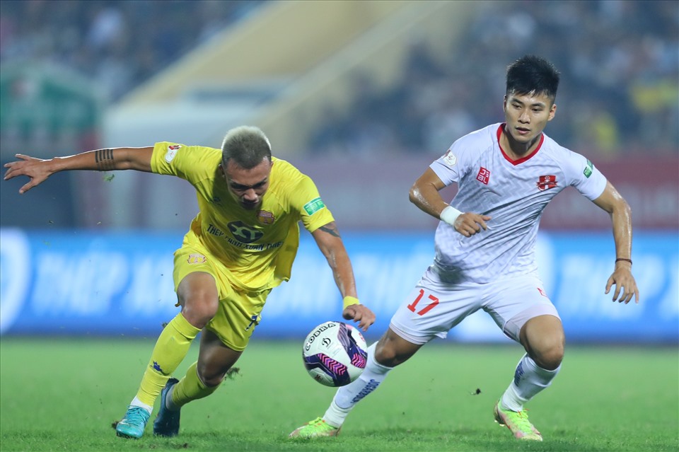 CLB Hải Phòng tạm vươn lên ngôi đầu bảng V.League sau trận thắng Nam Định
