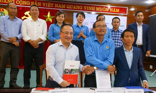 Liên đoàn Lao động tỉnh Quảng Nam ký kết biên bản ghi nhớ với 2 công ty tài chính triển khai gói vay tiêu dùng cho người lao động. Ảnh: Văn Trực