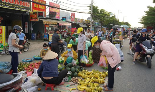 Thực phẩm bày bán giữa đường Nguyễn Thị Diệp, phường Bình Chiểu, TP.Thủ Đức (TPHCM). Ảnh: Phương Ngân