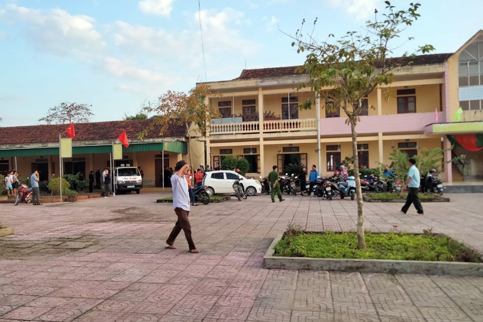Lực lượng công an cùng nhiều người có mặt sau khi phát hiện Hiệu trưởng Trường Tiểu học Nguyễn Trãi tử vong. Ảnh: ST.