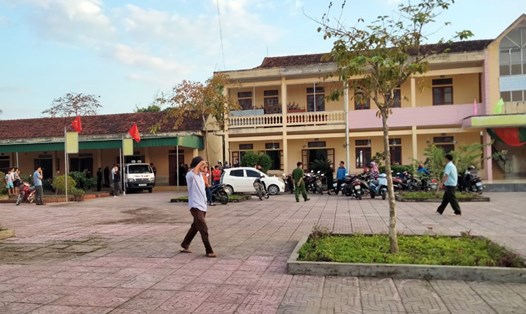 Lực lượng công an cùng nhiều người có mặt sau khi phát hiện Hiệu trưởng Trường Tiểu học Nguyễn Trãi tử vong. Ảnh: ST.