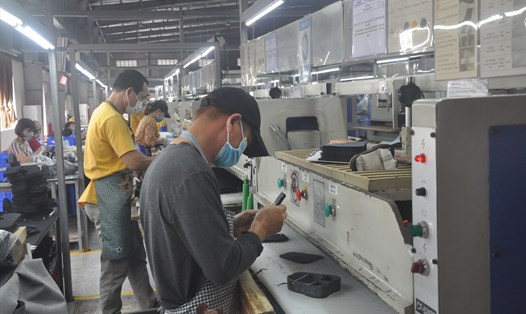 Công nhân lao động tại một doanh nghiệp sản xuất da giày xuất khẩu. 
Ảnh: Bảo Hân