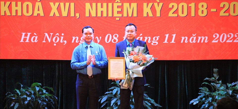 Đồng chí Nguyễn Đình Khang - Chủ tịch Tổng Liên đoàn Lao động Việt Nam trao Quyết định Chủ tịch Liên đoàn Lao động Thành phố Hà Nội cho đồng chí Phạm Quang Thanh. Ảnh: CĐHN