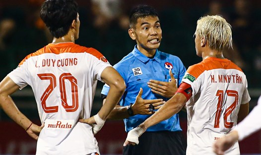 Cầu thủ Đà Nẵng phản ứng gay gắt với trọng tài Thái Lan sau tình huống bị thổi phạt đền. Ảnh: Thanh Vũ