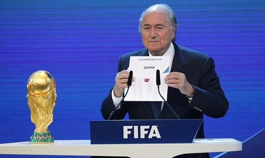 Sepp Blatter - khi còn là Chủ tịch FIFA, công bố tên của quốc gia đăng cai World Cup 2022 vào năm 2010. Ảnh: Corbis