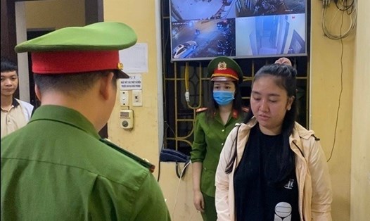 Công an TP Đà Nẵng bắt nữ giám đốc mượn danh chuyến bay giải cứu lừa đảo. Ảnh: CACC