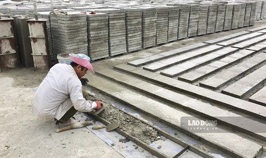 Bến xe tiền tỉ tại huyện Sìn Hồ, tỉnh Lai châu vẫn là nơi chứa vật liệu xây dựng, sản xuất bê tông sau phản ánh của báo chí và chỉ đạo của chính quyền. Ảnh: PV