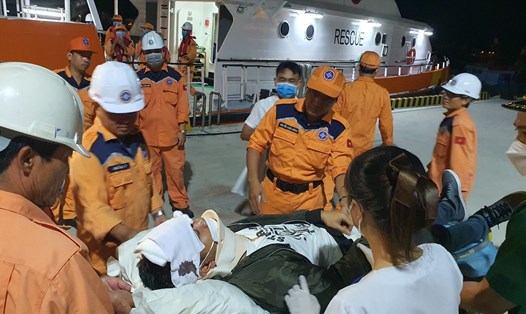 Lực lượng chức năng chuyển các bệnh nhân là thuyền viên người nước ngoài bị nạn về bờ chuyển đi cấp cứu.
