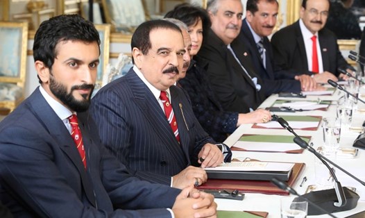 Quốc vương Bahrain Hamad bin Isa Al Khalifa và con trai của ông, Hoàng tử Nasser bin Hamad Al Khalifa trong một cuộc họp ở Paris, Pháp, năm 2019. Ảnh chụp màn hình