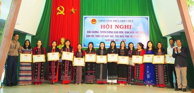 Các cá nhân là giáo viên, học sinh và sinh viên được Trưởng Ban Dân tộc tỉnh tặng Giấy khen về thành tích xuất sắc, tiêu biểu trong năm học 2021 - 2022. Ảnh: TTXVN
