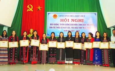 Các cá nhân là giáo viên, học sinh và sinh viên được Trưởng Ban Dân tộc tỉnh tặng Giấy khen về thành tích xuất sắc, tiêu biểu trong năm học 2021 - 2022. Ảnh: TTXVN
