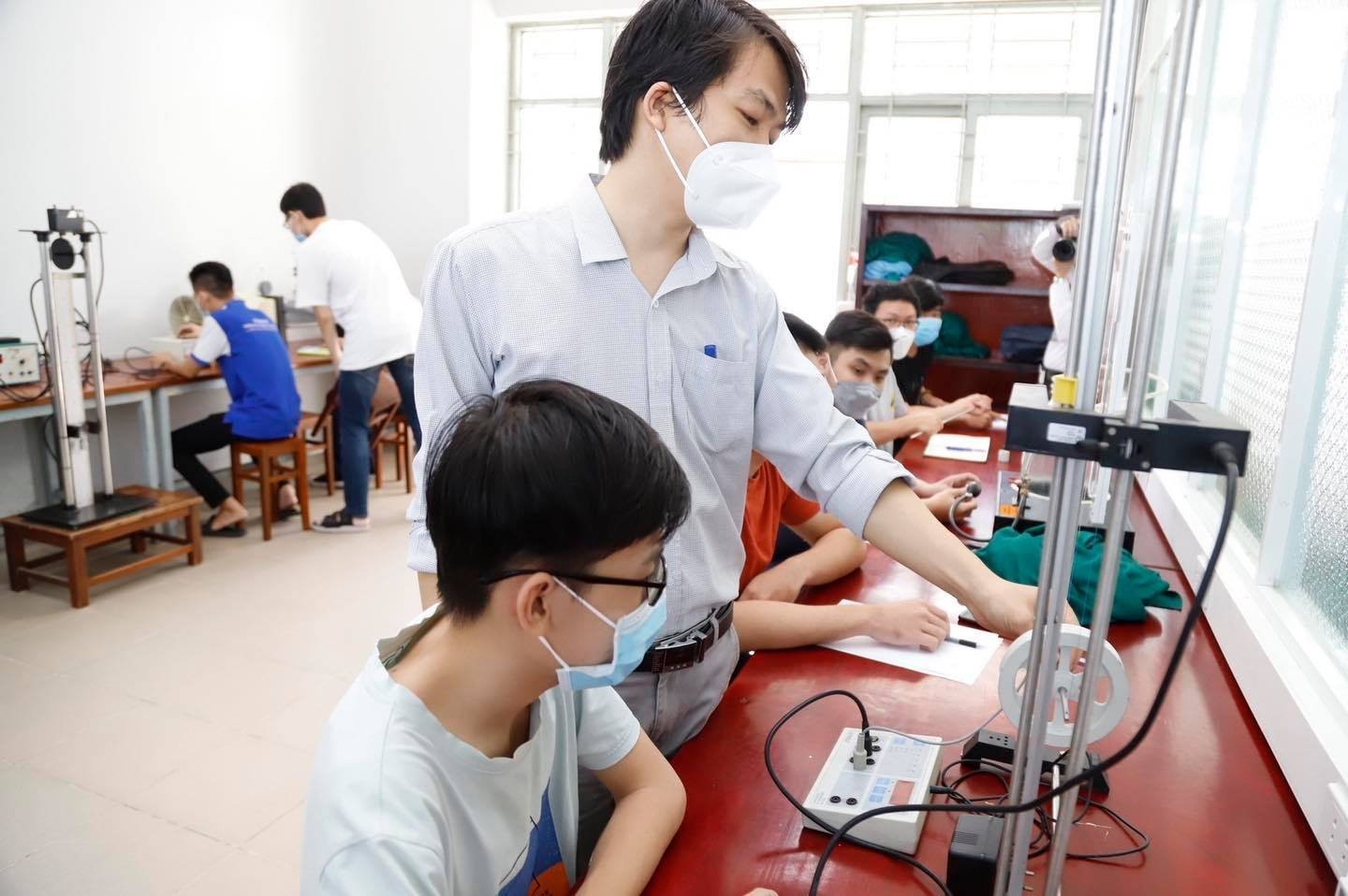 Giảng viên, sinh viên Trường Đại học Sư phạm Kỹ thuật TPHCM trong một tiết học. Ảnh: NT
