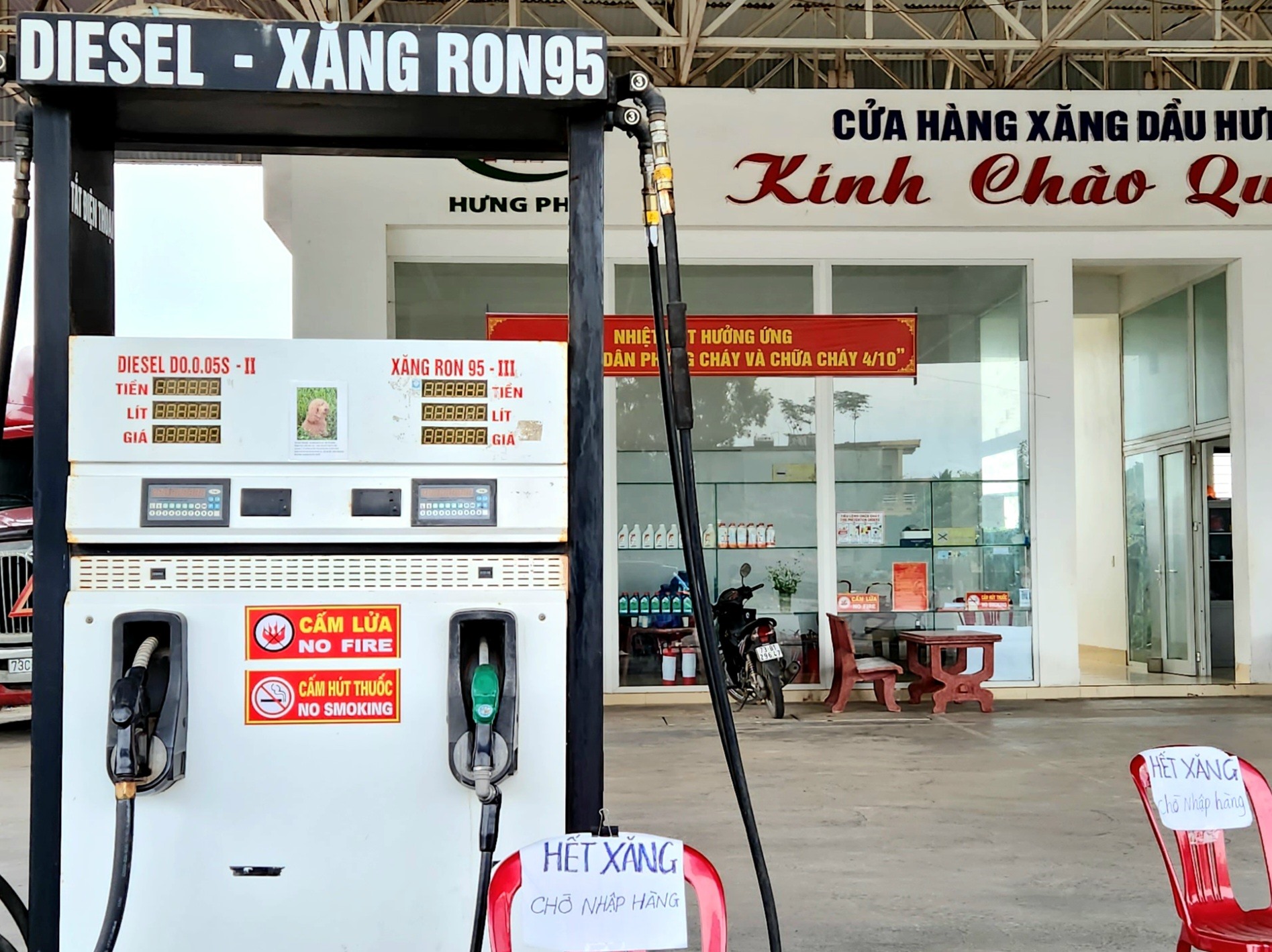 Một cửa hàng xăng dầu tại TP. Đồng Hới treo biển hết xăng vào sáng 9.11. Ảnh: Lê Phi Long