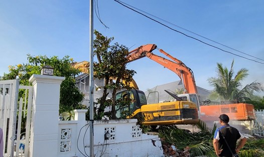 Lực lượng cưỡng chế đang tháo dỡ 2/79 căn biệt thự trái phép ở Phú Quốc. Ảnh: PQ