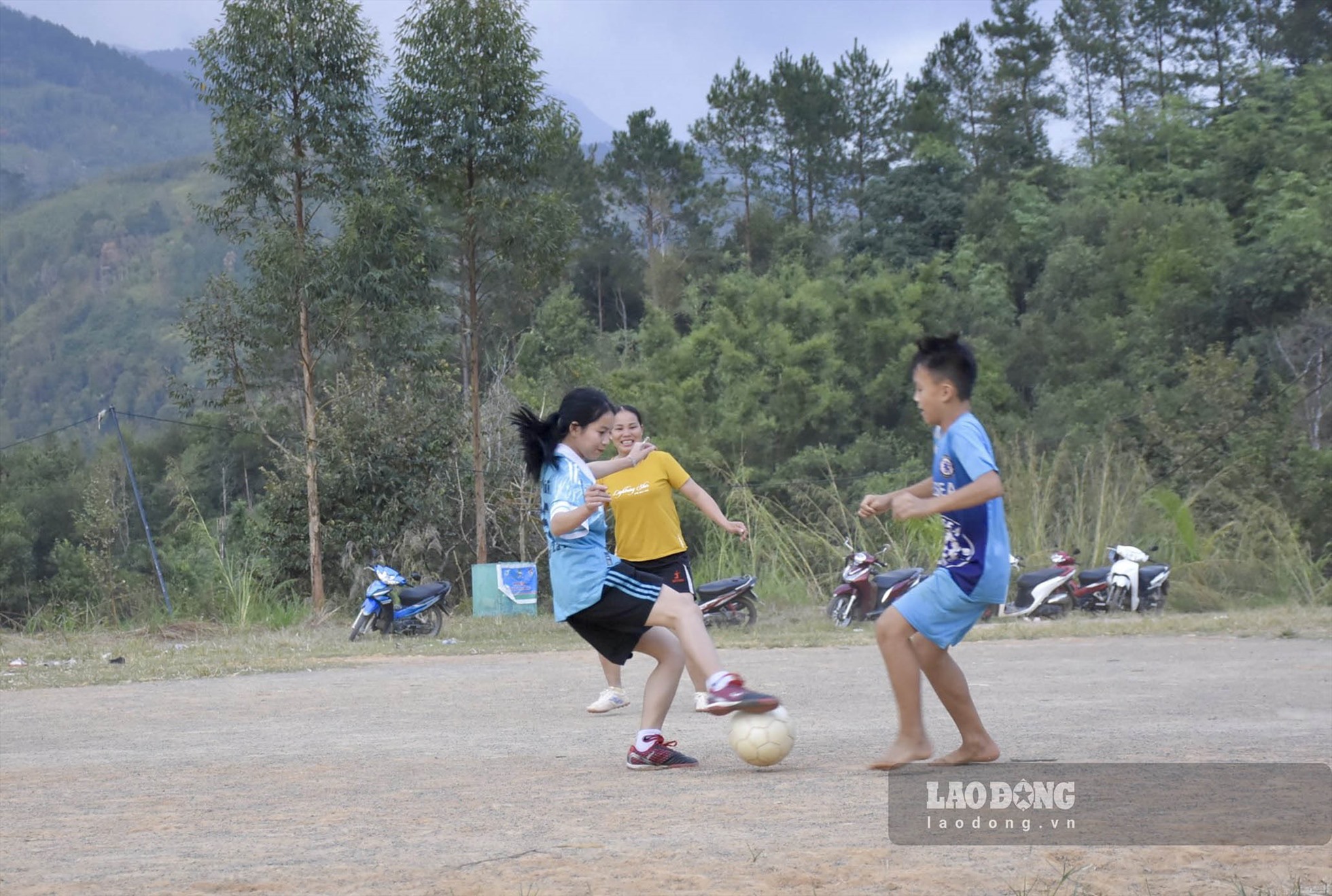 Phụ nữ Sán Chỉ duy trì đội bóng đá nữ. Ảnh: TH.