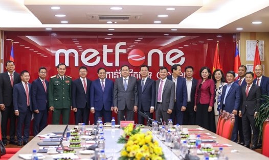 Thủ tướng Phạm Minh Chính đã tới thăm trụ sở Công ty Viettel Campuchia (Metfone). Ảnh: VGP