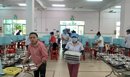 Bữa ăn ca của người lao động tại Cty Cổ phần Dệt may 29/3. Ảnh: H.V.M