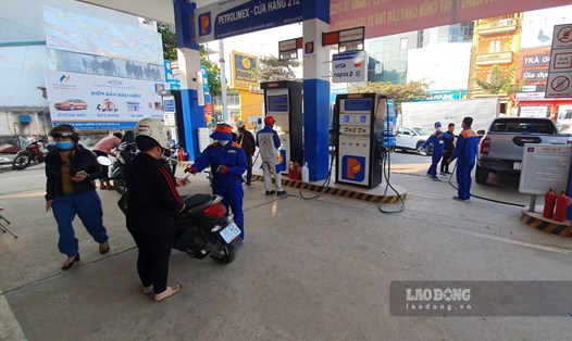 Nhân viên tại các cửa hàng xăng dầu chi nhánh Petrolimex Sơn La phải tăng ca gấp đôi ngày thường để bán hàng do lượng khách dồn về quá đông.
