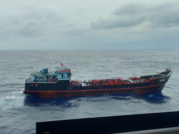 Tàu cá quốc tịch Myanmar chở 303 người Sri Lanka gặp nạn trên biển. Ảnh: TCGT