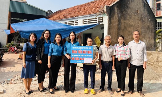 Lãnh đạo Liên đoàn Lao động tỉnh Vĩnh Phúc trao hỗ trợ xây nhà tới gia đình chị Bùi Thị Toan.