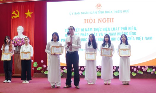 Ban tổ chức trao giải Nhất cuộc thi cho em Nguyễn Thùy Trinh, Trường THPT Bùi Thị Xuân.
