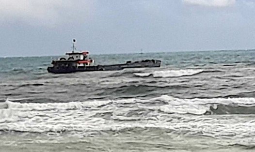 Chiếc tàu chở hàng nghìn tấn cát ra Ninh Bình bị mắc cạn trên vùng biển Quảng Trị. Ảnh: BP.
