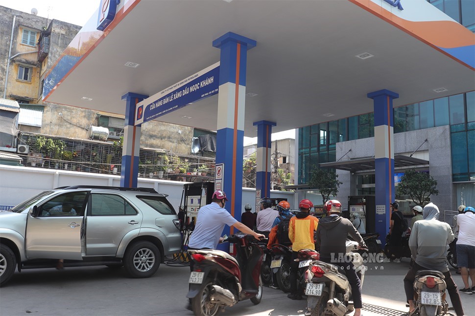 Nhiều người dân phải xếp hàng để mua xăng dầu. Ảnh: Thái Mạnh