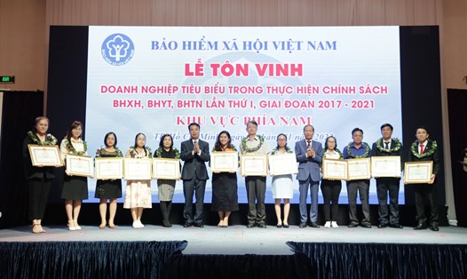 Đại diện lãnh đạo BHXH Việt Nam và VCCI trao tặng Bằng khen cho các doanh nghiệp. Ảnh: BH