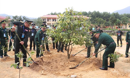 Các đại biểu trồng cây hữu nghị tại Tiểu đoàn Huấn luyện- Cơ động BĐBP Thừa Thiên Huế.