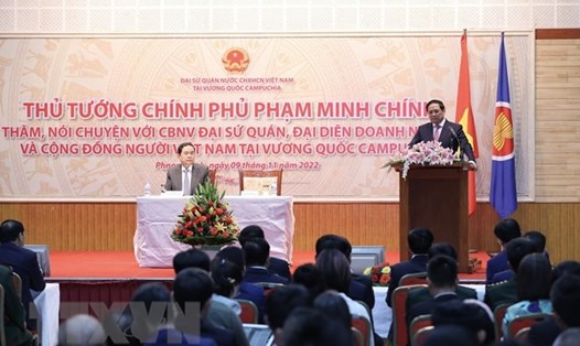 Thủ tướng Phạm Minh Chính nói chuyện với cộng đồng người Việt Nam tại Campuchia. Ảnh: TTXVN