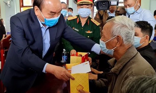 Chủ tịch nước Nguyễn Xuân Phúc tặng quà cho người có công. Ảnh: TN