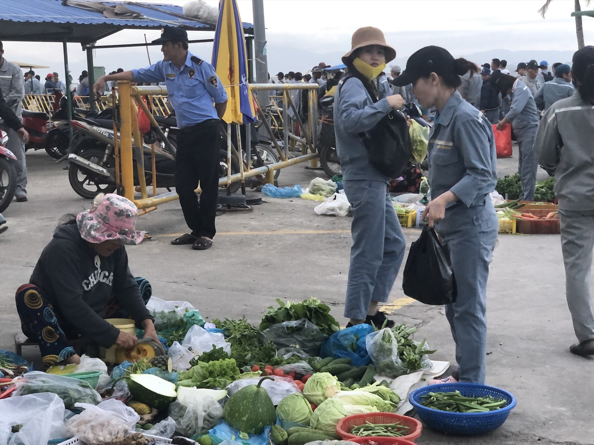 Chợ tạm trước cổng các nhà máy ở Khánh Hoà. Ảnh: Phương Linh