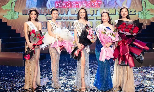 Bích Hạnh (giữa) đăng quang Hoa hậu Quý bà Việt Nam 2022. Ảnh: Ban tổ chức.