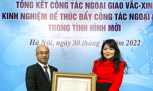 Đại diện AstraZeneca Việt Nam đón nhận bằng khen của Thủ tướng Chính phủ. Ảnh: DN cung cấp
