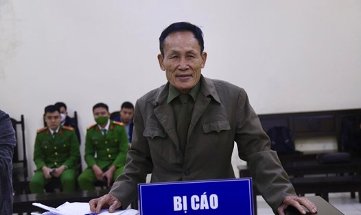 Ông chủ dãy nhà trọ bị cháy - bị cáo Nguyễn Thế Hiệp tại phiên toà ngày 1.12. Ảnh: Việt Dũng