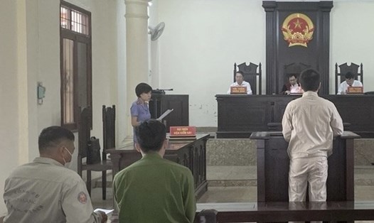 Đối tượng Hoàng Văn Hảo tại phiên tòa xét xử. Ảnh: Hồng Tiệp