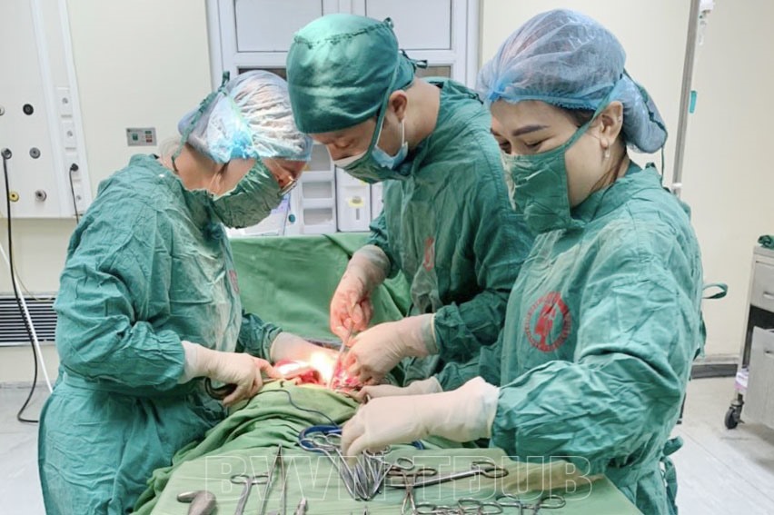 Các bác sĩ phẫu thuật cho người bệnh. Ảnh: Bệnh viện cung cấp