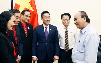 Chủ tịch nước Nguyễn Xuân Phúc với lãnh đạo Trung ương Hội Chữ thập đỏ Việt Nam. Ảnh: Thống Nhất