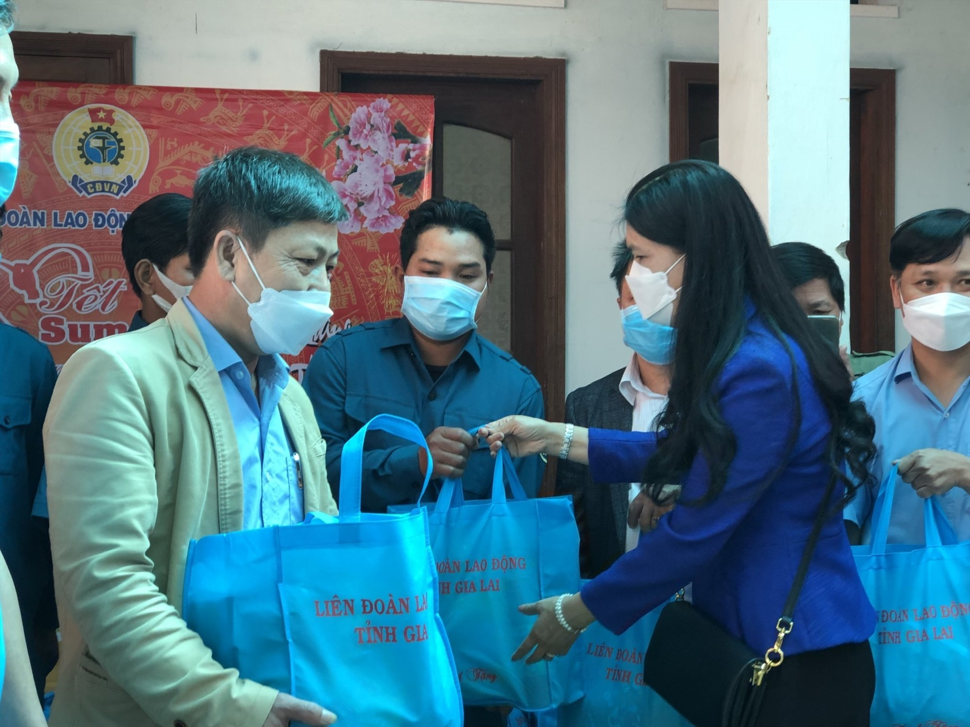 Bà Trần Lệ Nhung - Chủ tịch LĐLĐ Gia Lai - tặng quà cho đoàn viên, người lao động. Ảnh: T.Tuấn