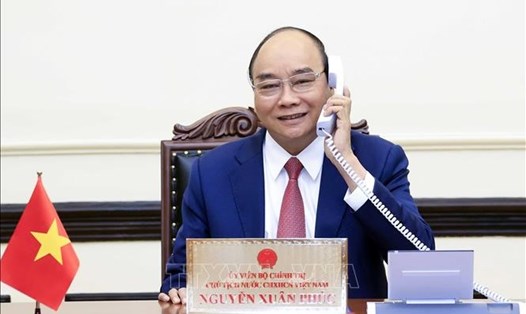 Chủ tịch nước Nguyễn Xuân Phúc điện đàm với Tổng thống Hàn Quốc Yoon Suk-yeol chiều 23.3.2022, tại Phủ Chủ tịch. Ảnh: TTXVN
