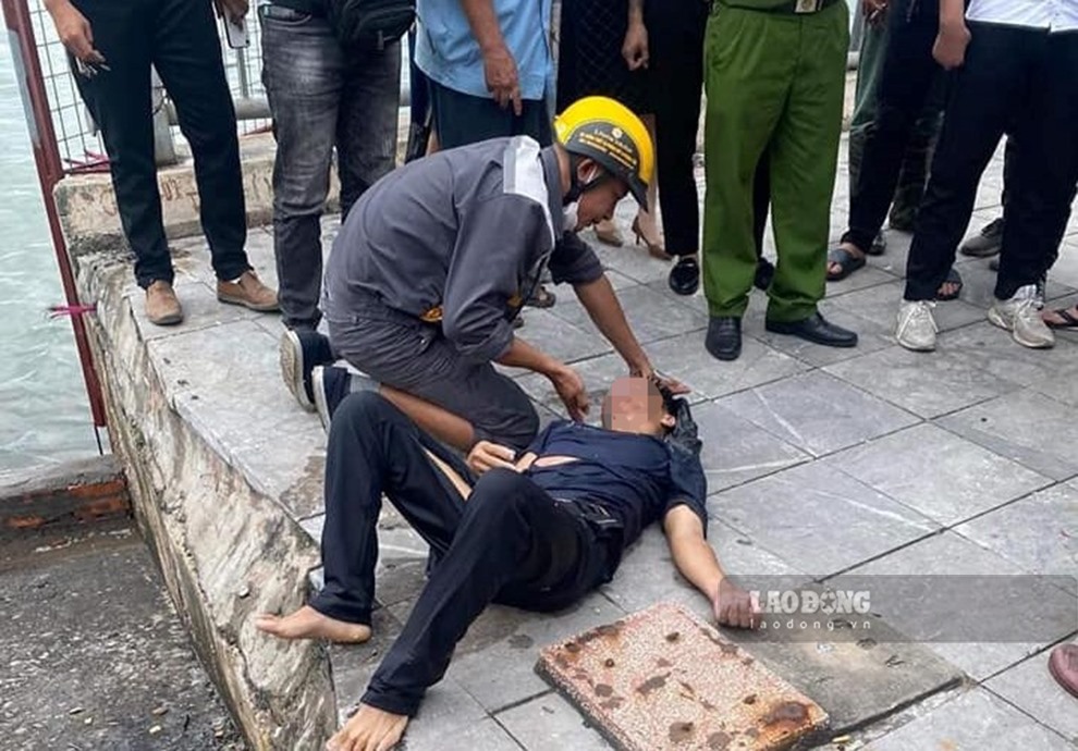 Người dân đưa thanh niên nhảy cầu Bãi Cháy lên bờ. Ảnh: Người dân cung cấp