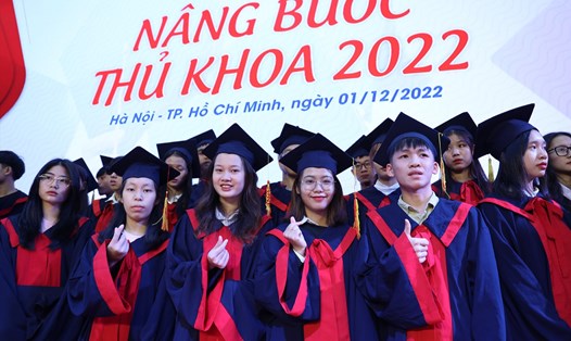 Các thủ khoa nhận học bổng "Nâng bước Thủ khoa" năm 2022. Ảnh: Phạm Nguyễn