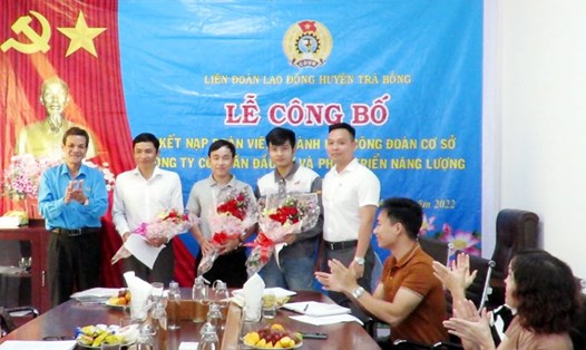 Ra mắt BCH Công đoàn Công ty Cổ phần đầu tư và phát triển năng lượng HATACO Tây Trà. Ảnh: Nguyễn Thị Ly